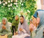 Khusyuknya Rini Memanjatkan Doa